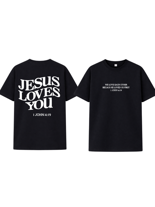 Jesus Loves You – Christliches T-Shirt mit weißem Print und Bibelvers (1. Johannes 4,19)